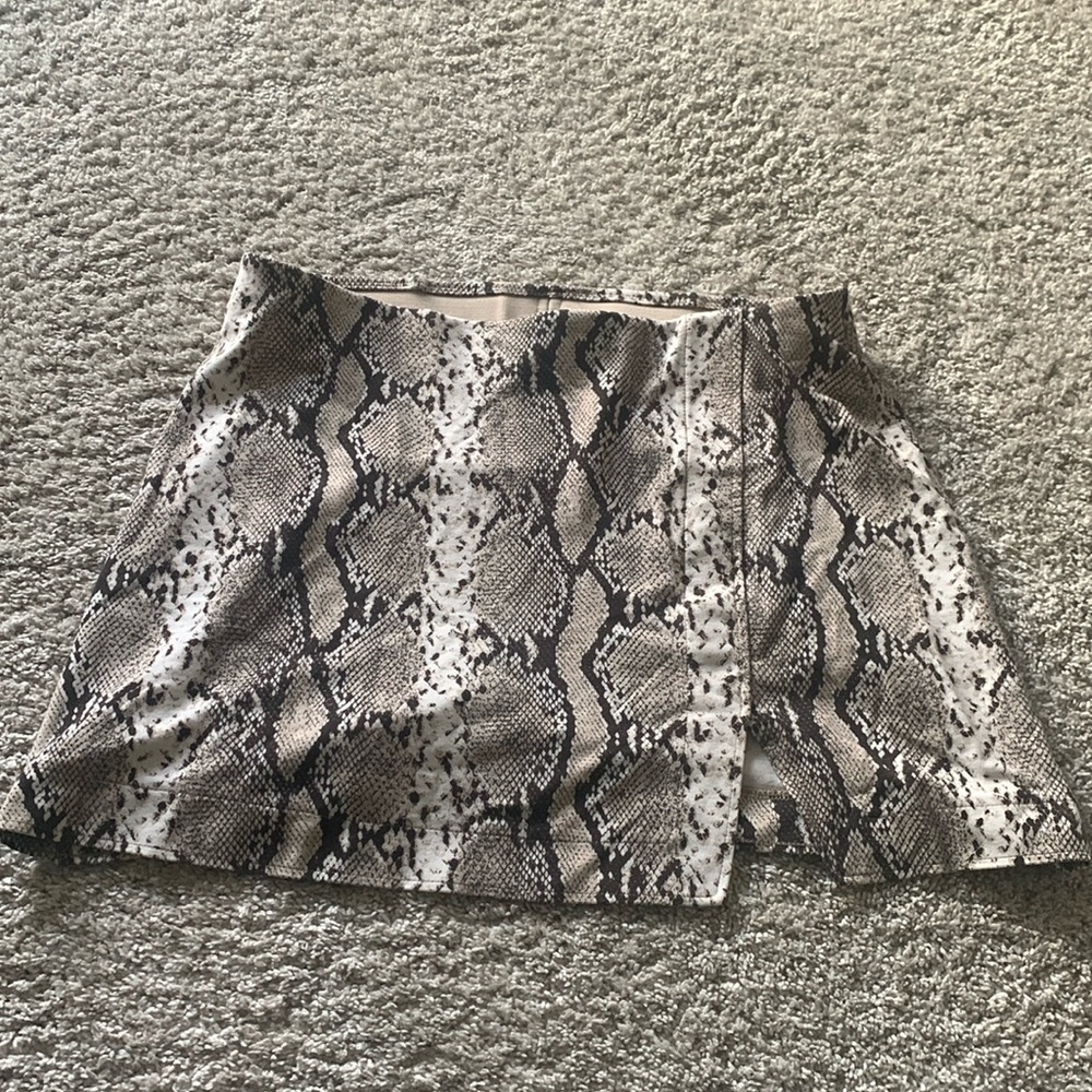 H&M snakeskin print skirt. Size M.